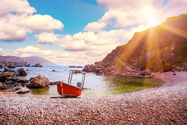 迷人的风景与一艘红色的小船在海岸附近在太阳的 r — 图库照片