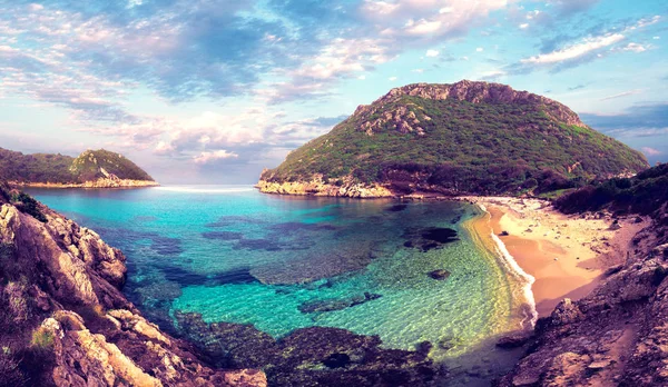 Bela paisagem mágica do mar com Pirates Bay em Porto Timoni o — Fotografia de Stock