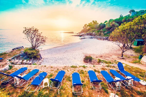 Fabuleuse belle aube magique sur la plage de Bataria avec chaises longues pour — Photo
