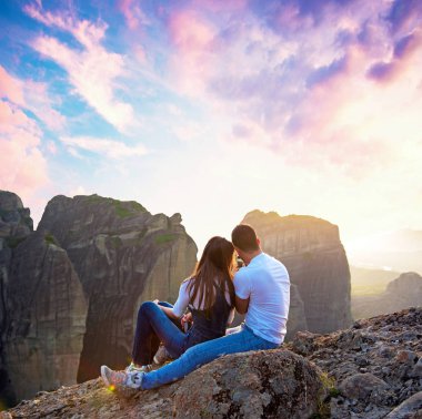 Sevgi dolu çift dağlarda bir cep telefonu bir fotoğraf yapar