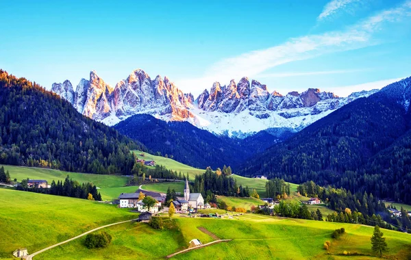 Paysage printanier magique avec une église dans la vallée de Santa Ma — Photo