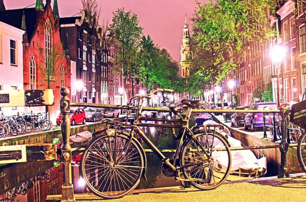 De prachtige sity landschap met fiets op de brug in de avond — Stockfoto
