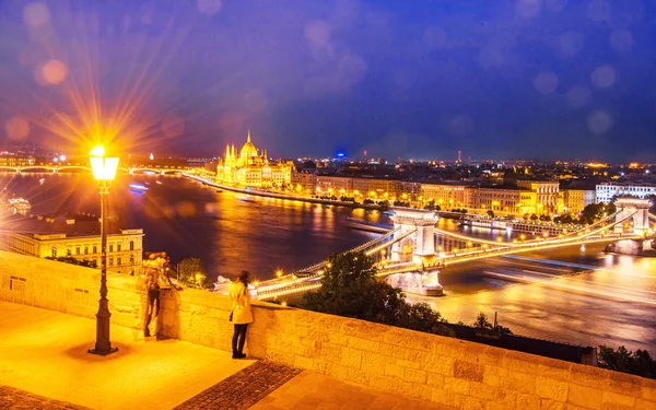 Het schilderachtige uitzicht op het Parlement en de brug over th — Stockfoto