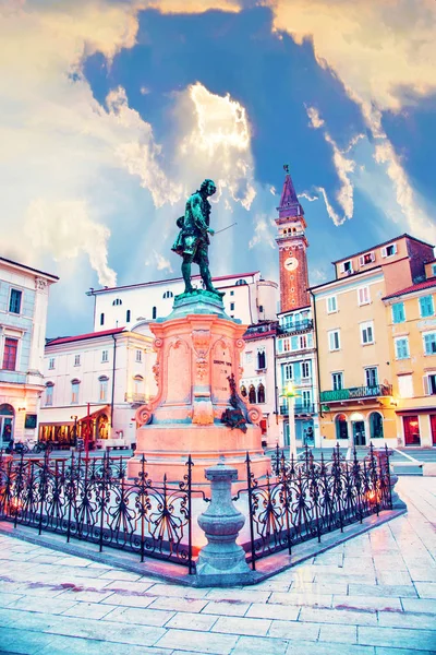 Mooi geweldig stadslandschap met het monument de beroemde Ital — Stockfoto