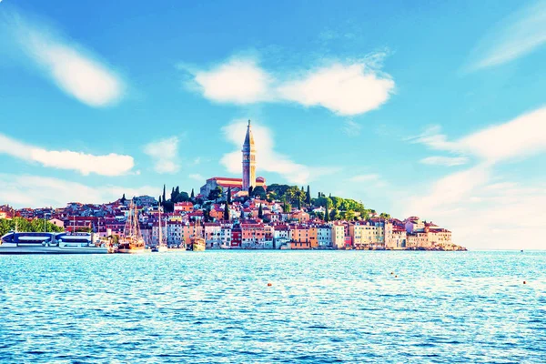 Prachtige magische stad landschap met zee, kleurrijke huizen en — Stockfoto