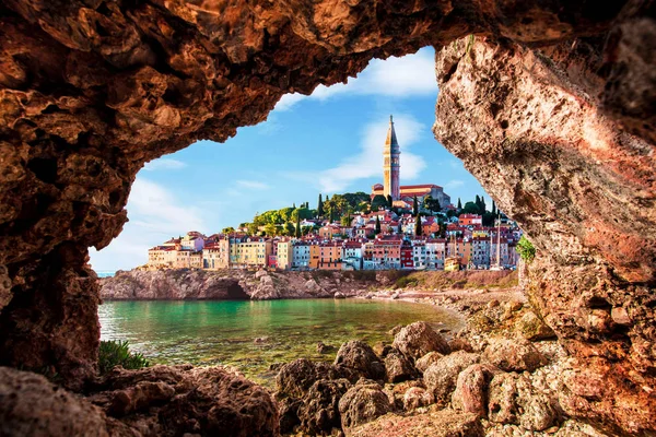 Piran'da bir kaya deliğinden eski saatin inmesiyle alışılmadık manzara. T