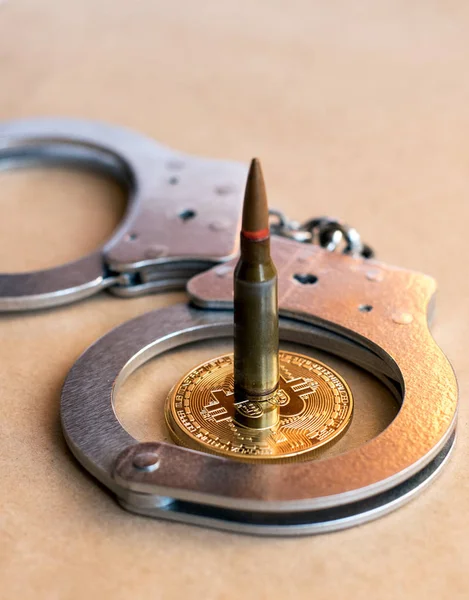 Kugel, Bitcoin und Handschellen als abstraktes Symbol für Verbrechen — Stockfoto