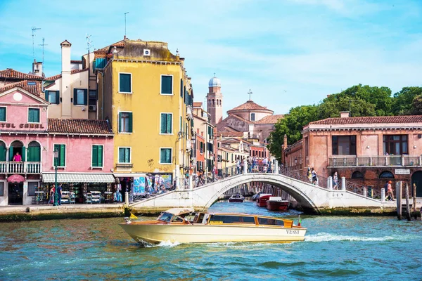 ヴェネツィア、イタリア - 6月 10、2017:ヴェネツィア、イタルの運河のボート — ストック写真