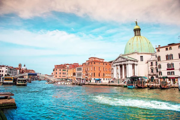 ヴェネツィア、イタリアの大運河にボートと魔法の風景 — ストック写真