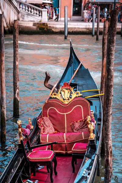 Mágico paisaje con góndola en el Gran Canal de Venecia, Ita —  Fotos de Stock