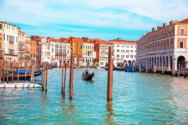 Magische landschaft mit gondel auf dem großen kanal in venedig, ita — Stockfoto