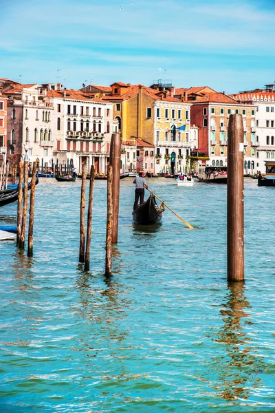 Magische landschaft mit gondel auf dem großen kanal in venedig, ita — Stockfoto