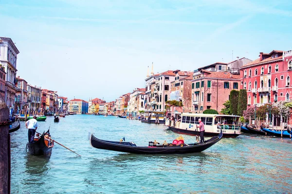 Venedig, Italien - 10. Juni 2017: Gondeln auf dem Canal Grande in Venedig — Stockfoto