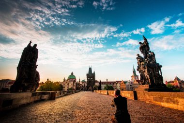 C bir fotoğraf yapan bir erkek ile büyüleyici mistik manzara