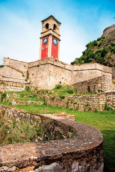 Schöne Landschaft mit Uhr und Glockenturm in der alten Festung — Stockfoto