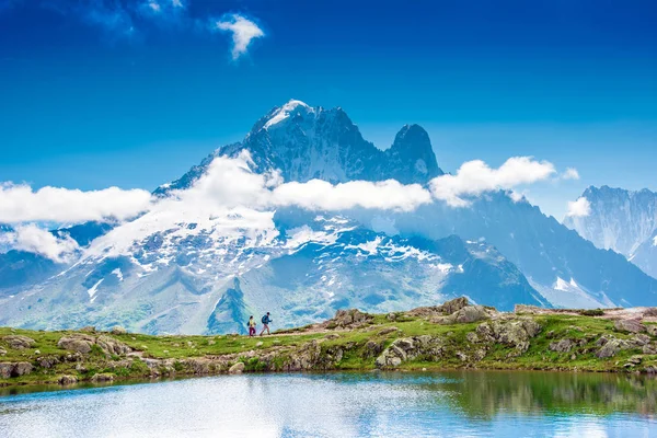 Fantástico paisaje con con turistas y reflejo de mountai —  Fotos de Stock