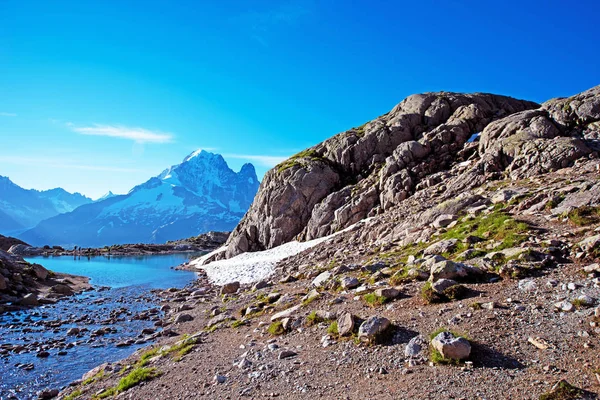 Hermoso paisaje de montaña con piedras y río de montaña en F —  Fotos de Stock