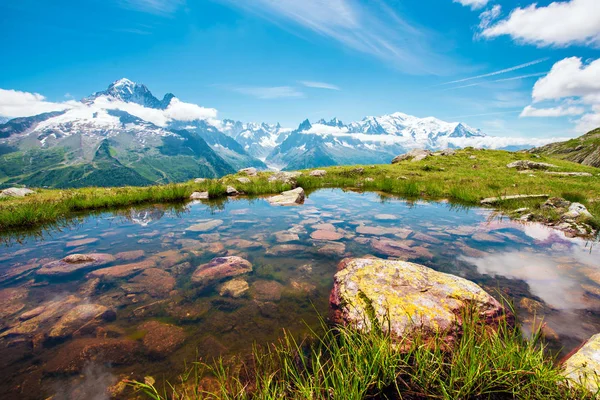 Fantástica vista con piedras en el agua sobre el fondo de Mon —  Fotos de Stock