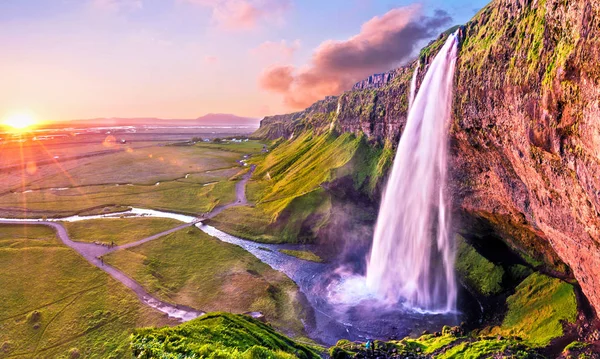 Encantadora cascada hermosa Seljalandsfoss en Islandia al atardecer . — Foto de Stock