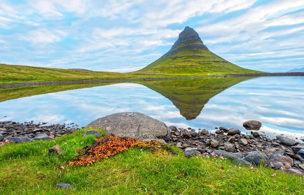 Encantador paisaje cautivador con una montaña volcánica Kirkjufe — Foto de Stock