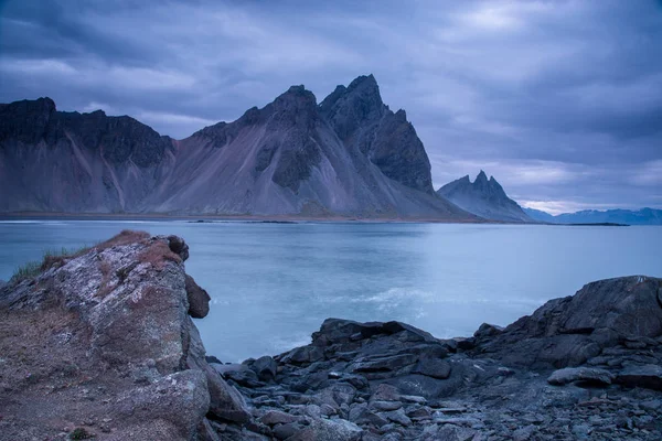 Schilderachtig landschap met de meest adembenemende bergen Vestrahorn op — Stockfoto