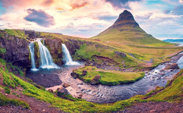 Hermoso paisaje mágico natural con una cascada Kirkjufell ne — Foto de Stock