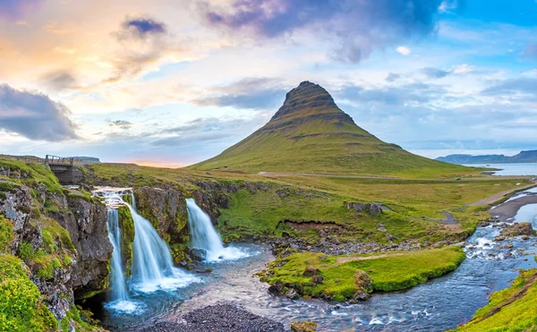 Hermoso paisaje mágico natural con una cascada Kirkjufell ne — Foto de Stock
