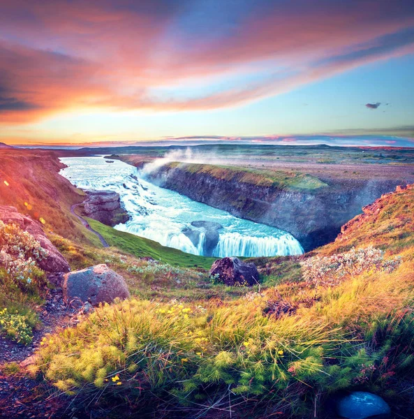 Волшебный очаровательный яркий красочный пейзаж со знаменитым Гуллитом — стоковое фото