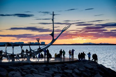 İzlanda'nın başkenti Reykjavik'in setindeki insanlar 