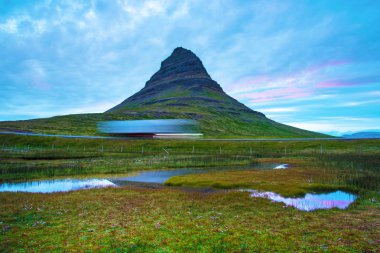 bir yanardağ dağ Kirkjufe ile büyüleyici büyüleyici manzara