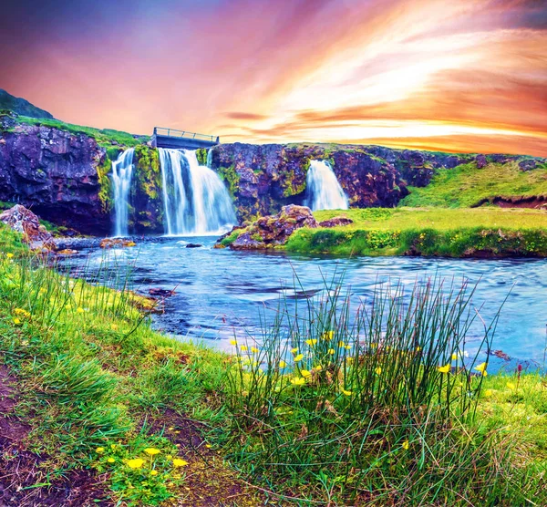 Hermoso paisaje mágico natural con una cascada Kirkjufell un — Foto de Stock
