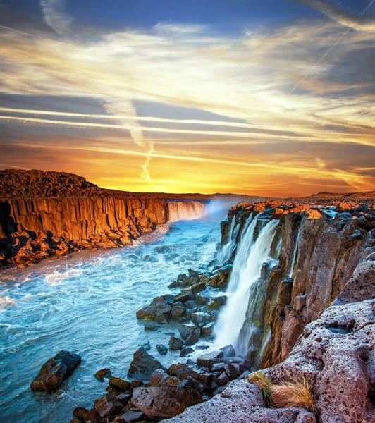 Очаровательный волшебный вид на знаменитый водопад в Исландии — стоковое фото