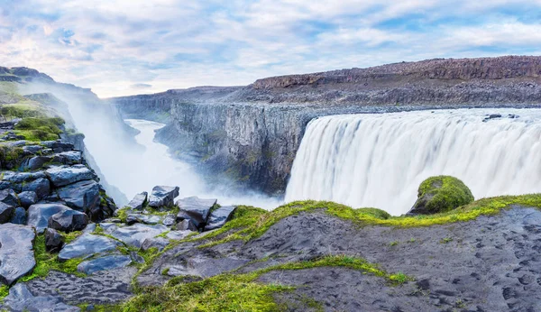 Ландшафтная панорама с самым мощным водопадом в Европе — стоковое фото