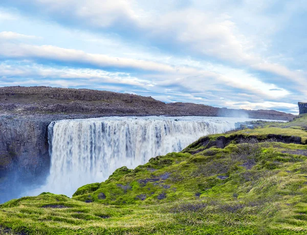 Ландшафтная панорама с самым мощным водопадом в Европе — стоковое фото