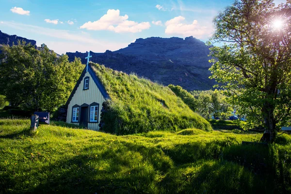 Charmante mystische Szene mit Torfdachkirche im alten Island tra — Stockfoto