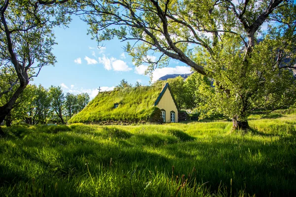 Charmante mystische Szene mit Torfdachkirche im alten Island tra — Stockfoto