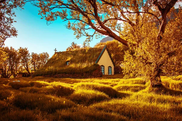 窓とcと芝生の屋根の教会と魅力的な神秘的なシーン — ストック写真