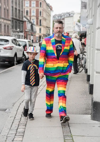 Copenhagen, Dánsko-17. srpen, 2019: muž v obleku barvy — Stock fotografie