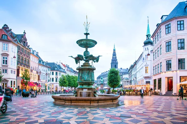 Ooievaars fontein op het Amagertorv (Amager-plein) en de langste — Stockfoto