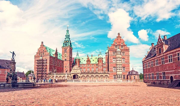 Krásná krajina s fontánou ve Frederiksborgu zámek n — Stock fotografie