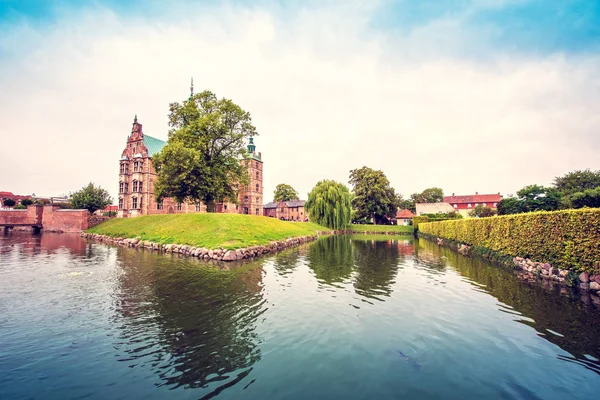 Paisagem fascinante mágico com famoso Castelo de Rosenborg perto — Fotografia de Stock