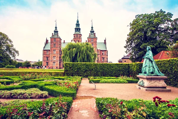 Impresionante paisaje mágico con estatua de la reina Carolina Ama —  Fotos de Stock