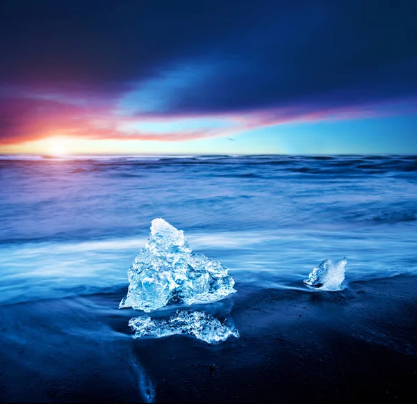 Charme magique beau paysage avec un morceau de glace comme un — Photo