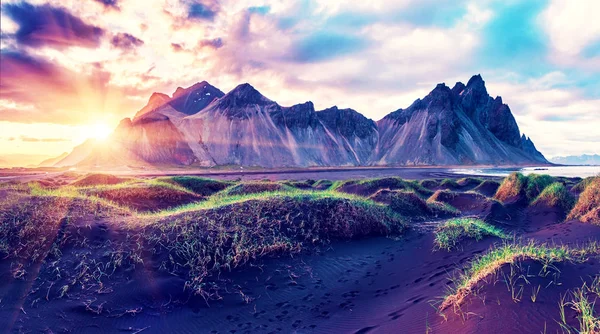 Schilderachtig landschap met de mooiste bergen Vestrahorn op de — Stockfoto