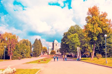 T en eski kilise ile parkta büyülü sonbahar manzara