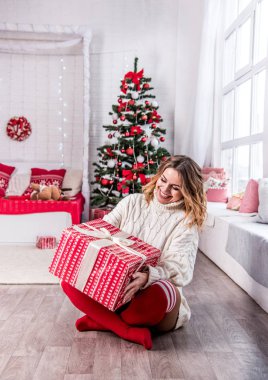 Beyaz örme kazak ve kırmızı tozluk wi neşeli güzel anne