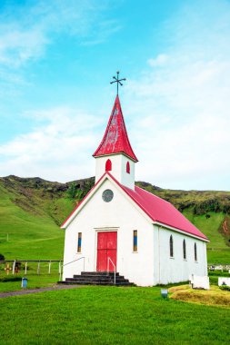Stokksnes yakınlarındaki büyülü görkemli pitoresk şirin küçük kilise