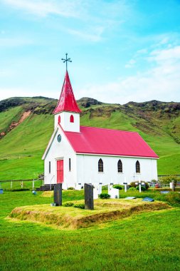 Stokksnes yakınlarındaki büyülü görkemli pitoresk şirin küçük kilise