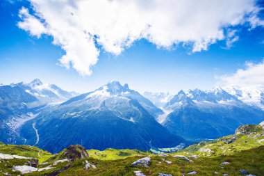 Th Mont Blanc arka planda taşlar ile Fantastik görünümü