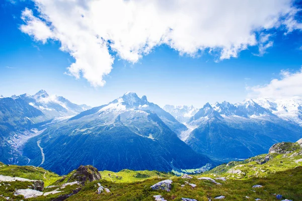 Fantástica vista con piedras en el fondo del Mont Blanc en th —  Fotos de Stock